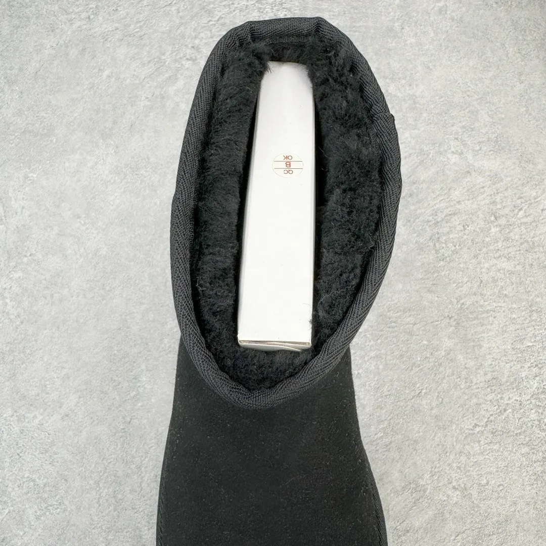 Pick up locally💰520 UGG 6222 Classic short-cut autumn and winter sheepskin and fur integrated snow boots. All shoes are made from the same factory as ZP. Longfeng A-grade Australian imported sheepskin and fur integrated men's and women's boots. Brand OEM production line. Fully follow the ZP process. OEM original pattern maker. Adhering to the principle of no original shoes and no development selection. Pay attention to every detail. The most authentic version on the market. TREADLITE "Light Wing" technology outsole. Lightweight/durable/flexible/pile size: 35 36 37 38 39 40 41 42 43 44 45 Coding: by2936060
